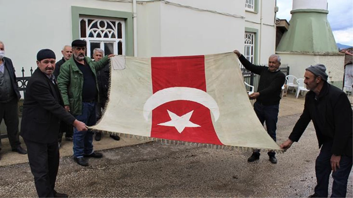 Osmanlı\'dan kalma 300 yıllık bayrağa gözleri gibi bakıyorlar