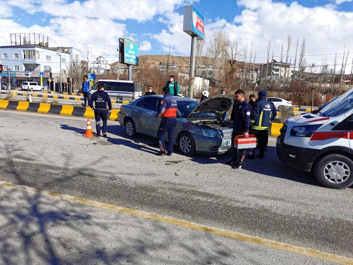 Otomobille kamyonet çarpıştı: 2 yaralı