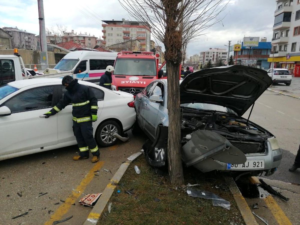 Otomobiller çarpıştı: 3 yaralı