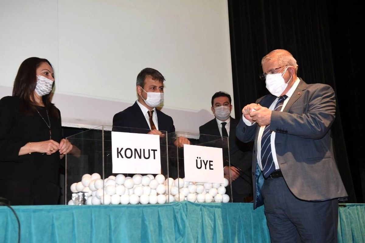 Oturacakları daireyi kurayla belirlediler