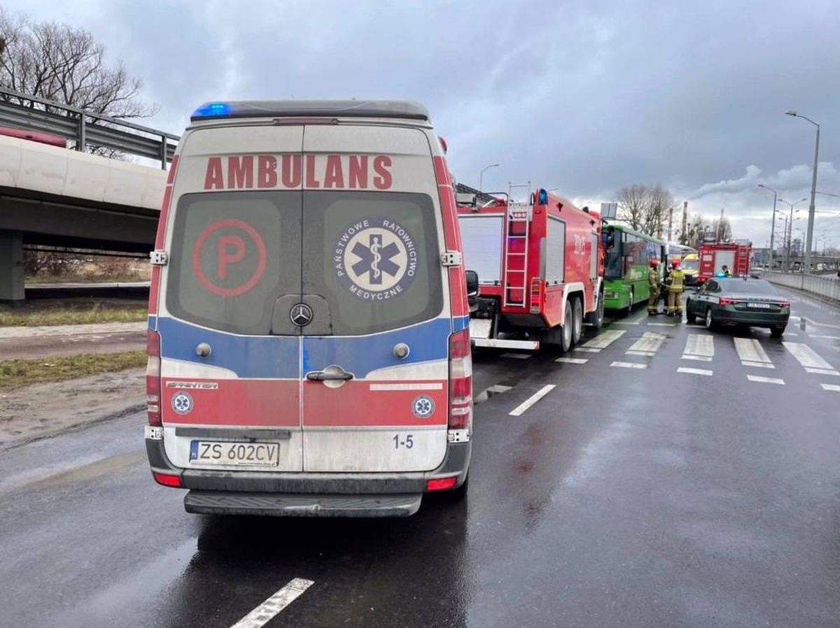 Polonya\'da askerleri taşıyan otobüsler kaza yaptı: 22 yaralı