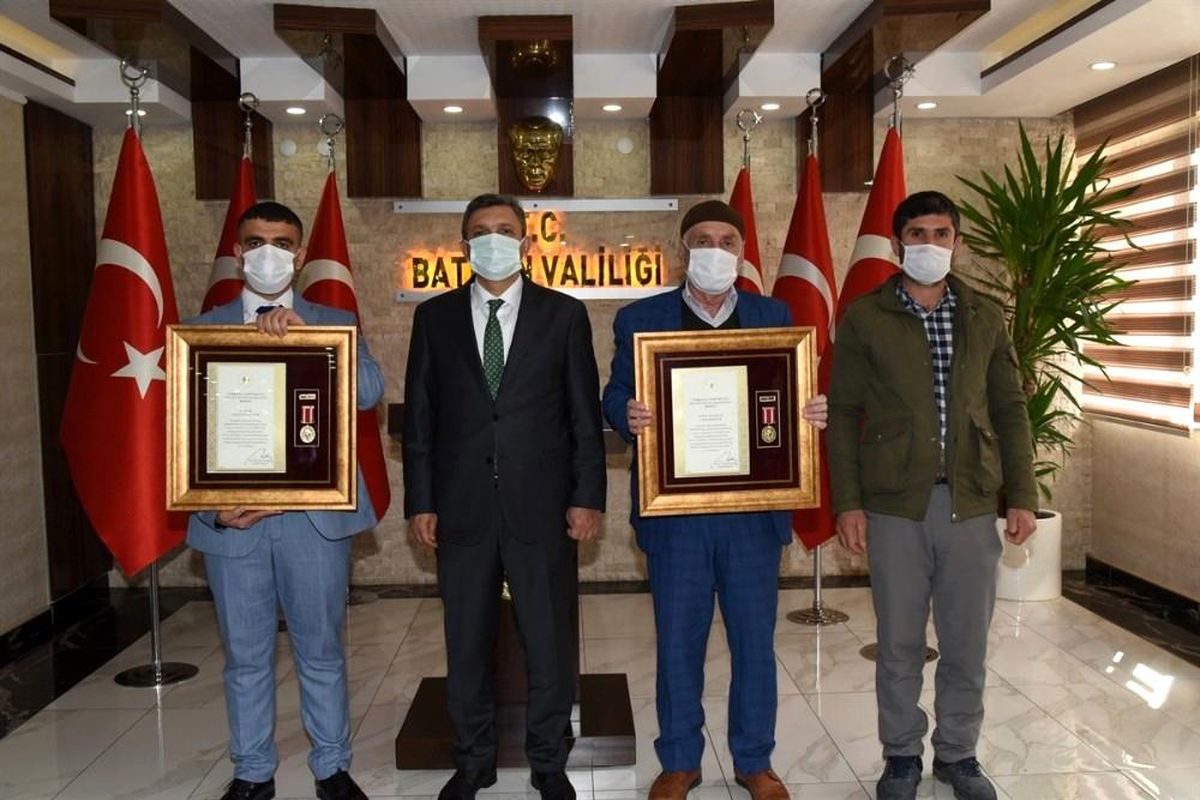Şehit babası ve gaziye Devlet Övünç Madalyası verildi