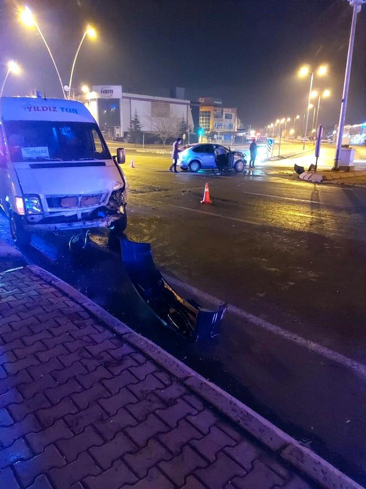 Servis minibüsü ile otomobil çarpıştı: 5 yaralı