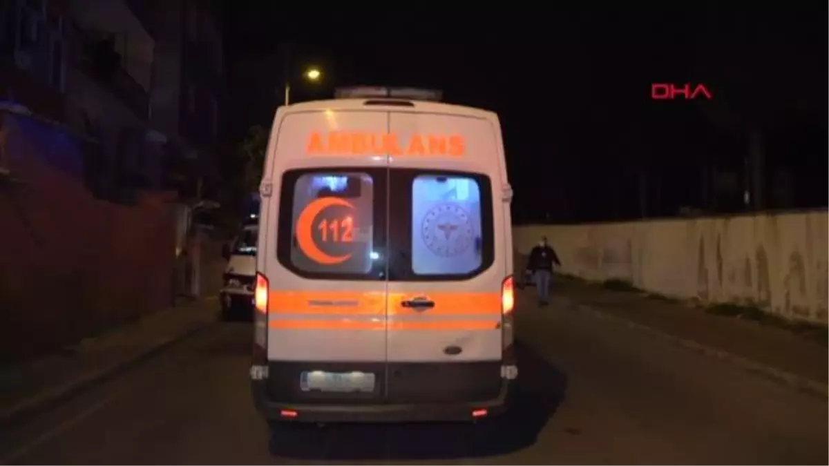 Park halindeki araca çarpan otomobilin sürücüsü kaçtı; yaralı kadını itfaiye kurtardı