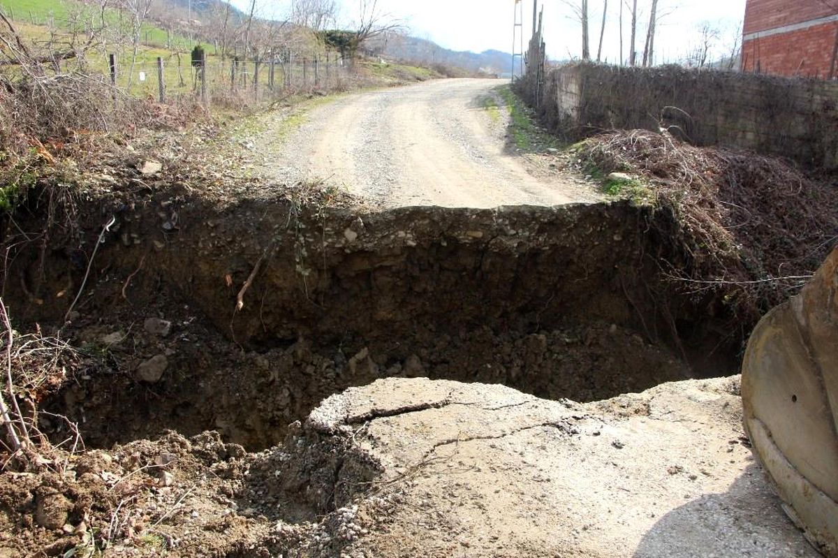 Türkeli\'de yol çöktü