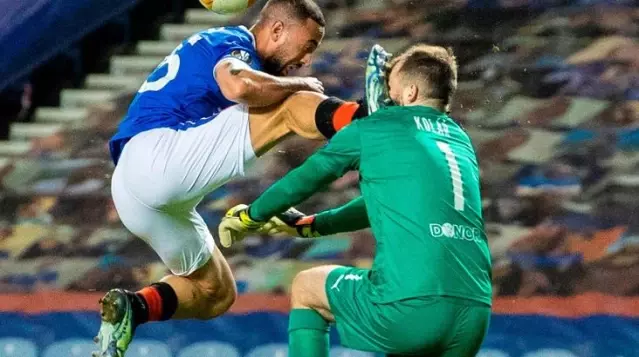 UEFA Avrupa Ligi'nde insanlık dışı faul! Talihsiz kalecinin son hali korkuttu UEFA Avrupa Ligi'nde insanlık dışı faul! Talihsiz kalecinin son hali korkuttu