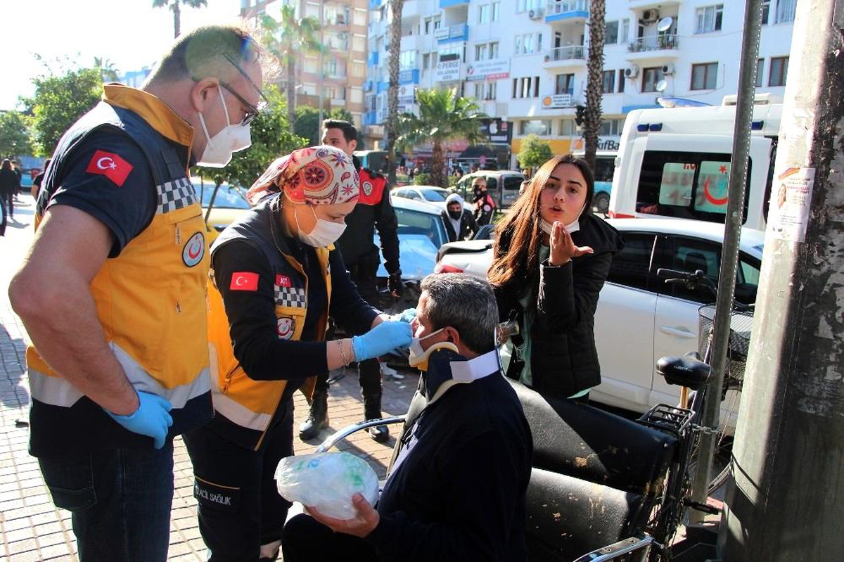 Üzerlerine gelip kaldırıma çıkan otomobilden son anda kaçarak kurtuldular