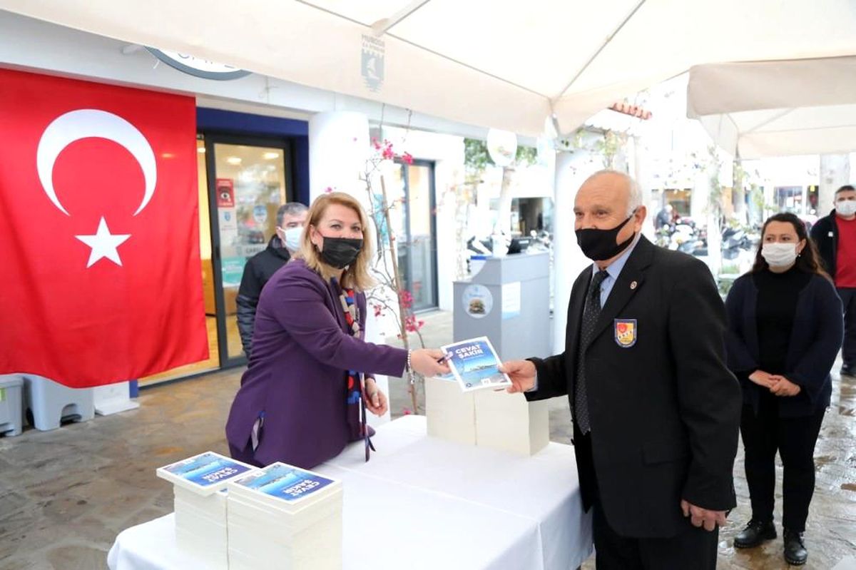 Yaşlılara Saygı Haftası\'nda Cevat Şakir kitabı hediye edildi
