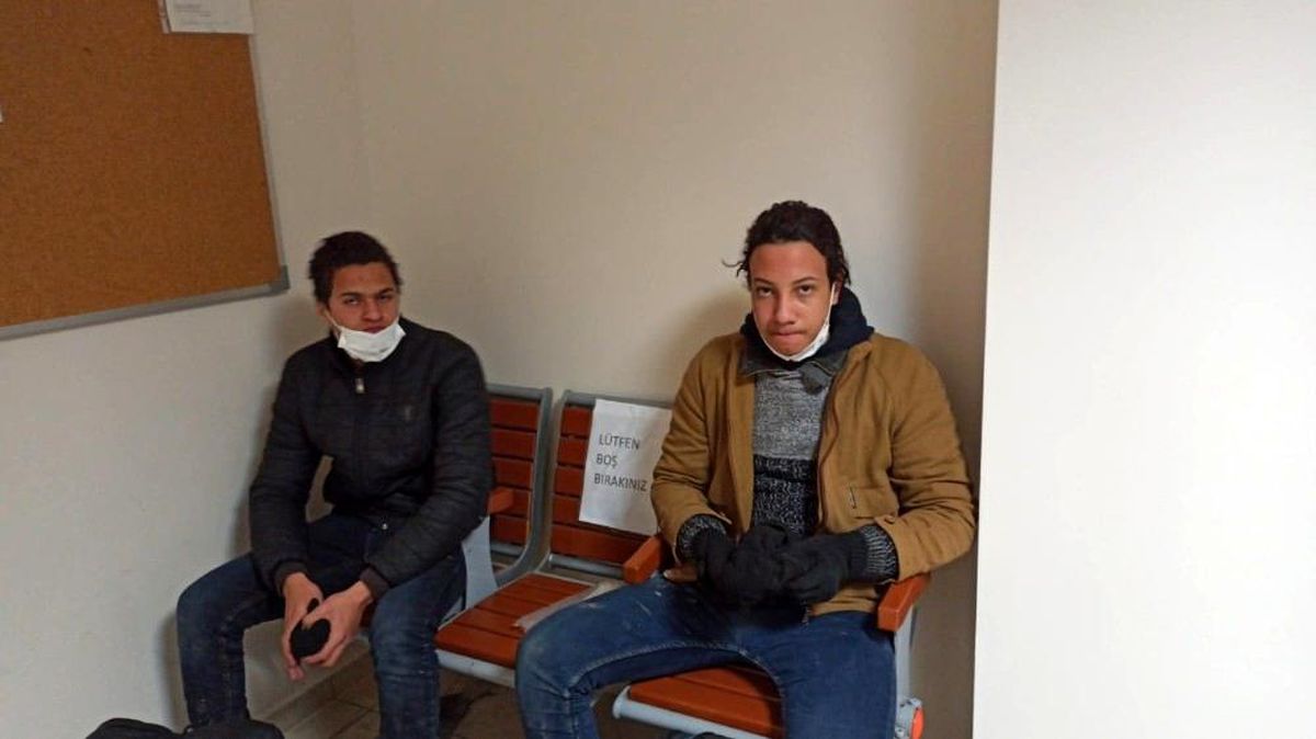 Son dakika haberi... Yurtdışından otomotiv fabrikasına malzeme getiren tırın içinden 2 kaçak çıktı