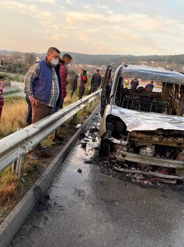 Araç otobanda aniden alev aldı, canlarını zor kurtardılar