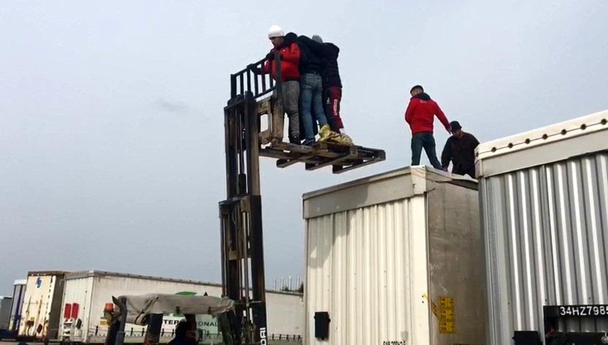Avrupa\'ya kaçmak için dorsede sabahlayan göçmenler forkliftle böyle çıkarıldı