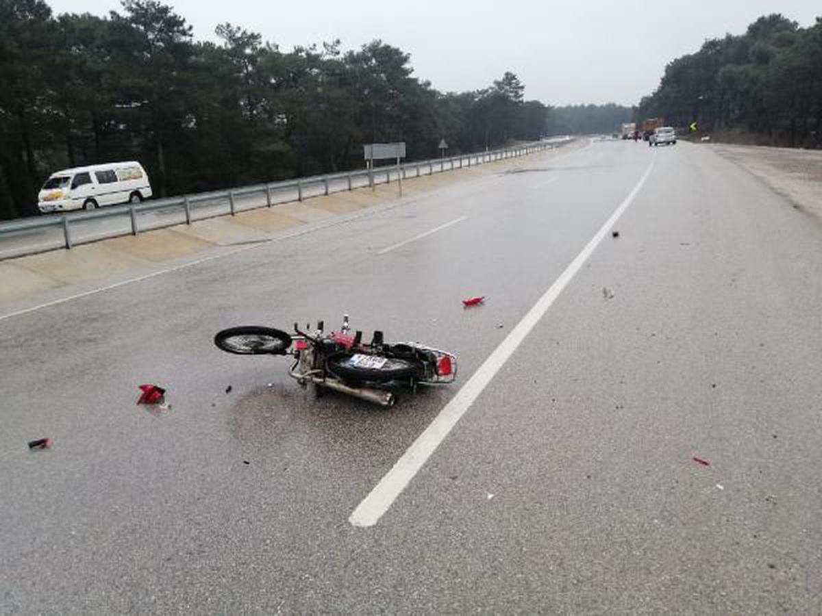 Çanakkale\'de kamyonete çarpan motosikletin sürücüsü yaşamını yitirdi