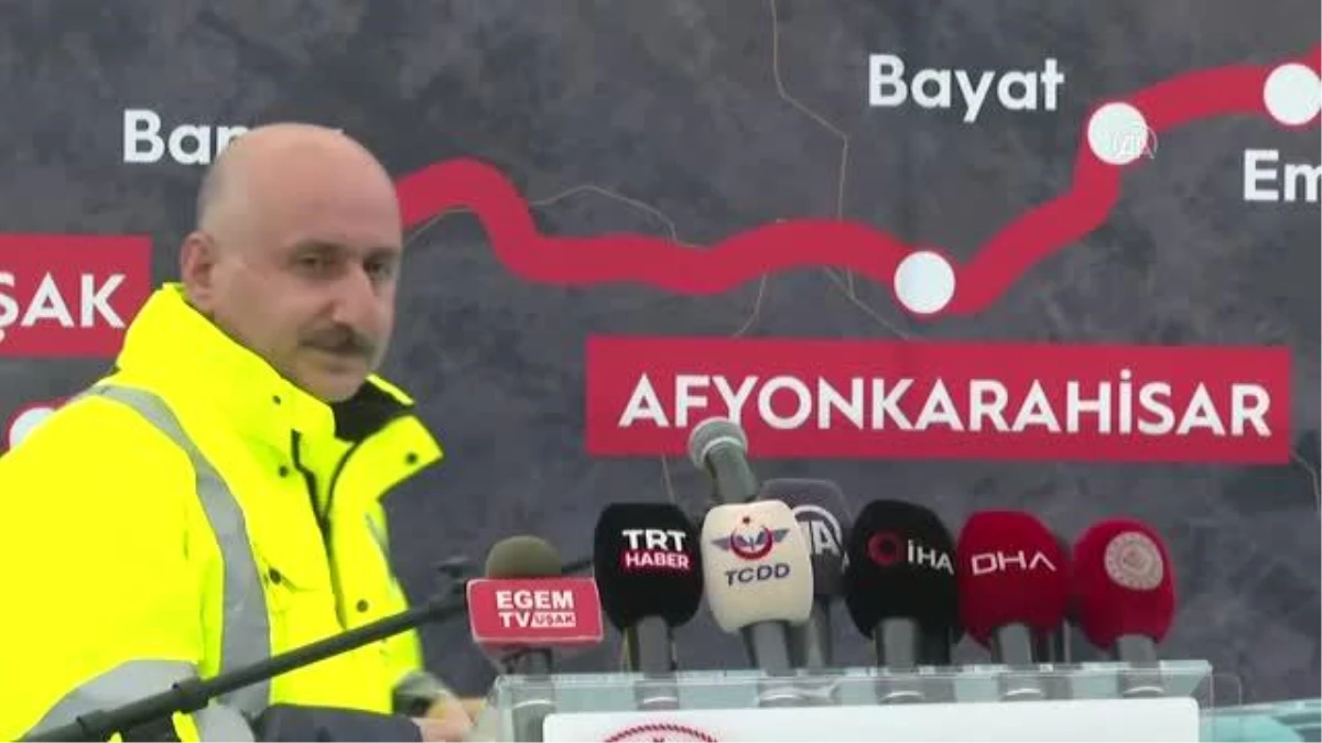 Bakan Karaismailoğlu: "(Ankara-İzmir YHT hattı) Ankara-İzmir arasındaki seyahat süresini 3,5 saate düşürecek"