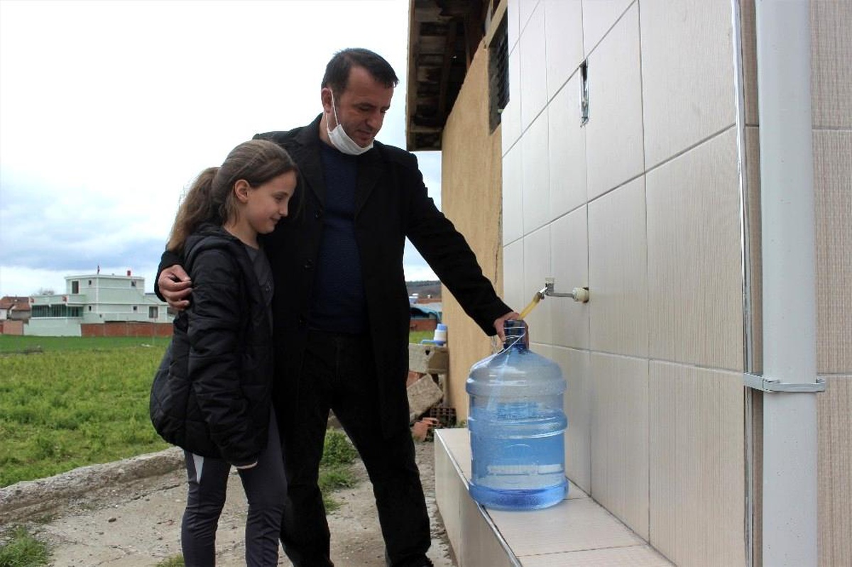 Bir liraya bir damacana su satıp 13 öğrenciye burs verdi
