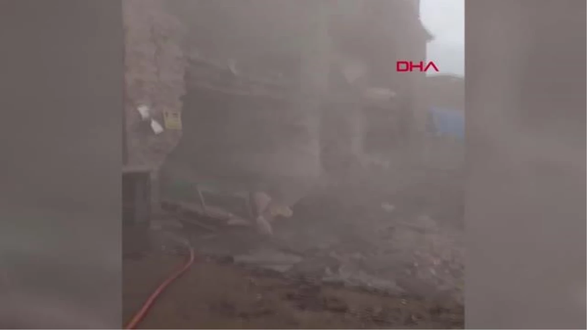 BURSA Üzerinde \'önce iş güvenliği\' yazılı levha asılı duvar çöktü