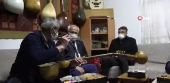 Çaydanlık ve su kabağı gibi materyallerden müzik aletleri yapıyor