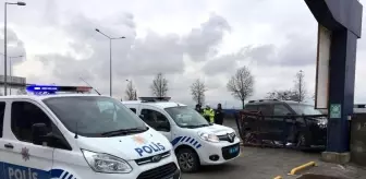 Direksiyon hakimiyetini kaybeden araç market deposuna girdi