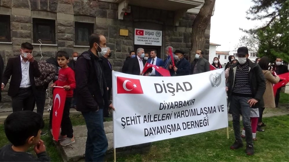 Diyarbakır\'da toplantı öncesi şehit yakınları kahrolsun PKK sloganlarıyla yürüdü