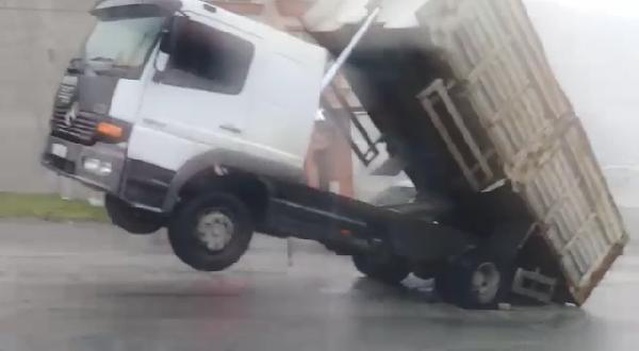 ESENYURT'TA YÜKÜ ARKAYA KAYAN KAMYON ŞAHA KALKTI ESENYURT'TA YÜKÜ ARKAYA KAYAN KAMYON ŞAHA KALKTI