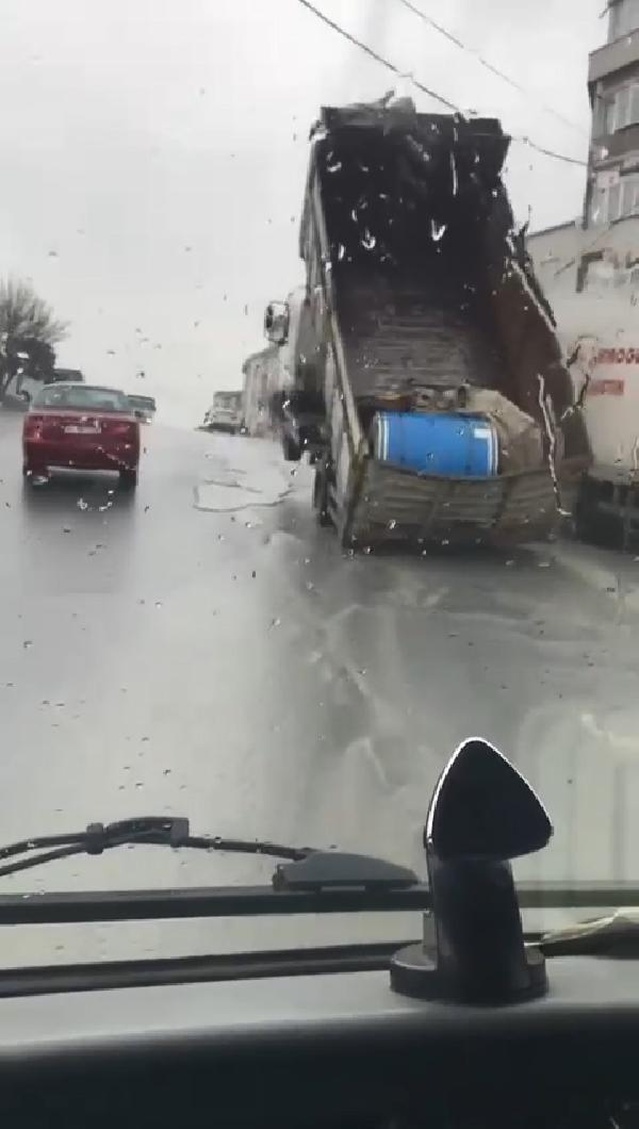 ESENYURT'TA YÜKÜ ARKAYA KAYAN KAMYON ŞAHA KALKTI ESENYURT'TA YÜKÜ ARKAYA KAYAN KAMYON ŞAHA KALKTI