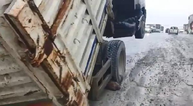 ESENYURT'TA YÜKÜ ARKAYA KAYAN KAMYON ŞAHA KALKTI ESENYURT'TA YÜKÜ ARKAYA KAYAN KAMYON ŞAHA KALKTI