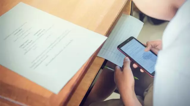 Telefonun sesini a��k unutunca, s�navda yakay� ele verdi