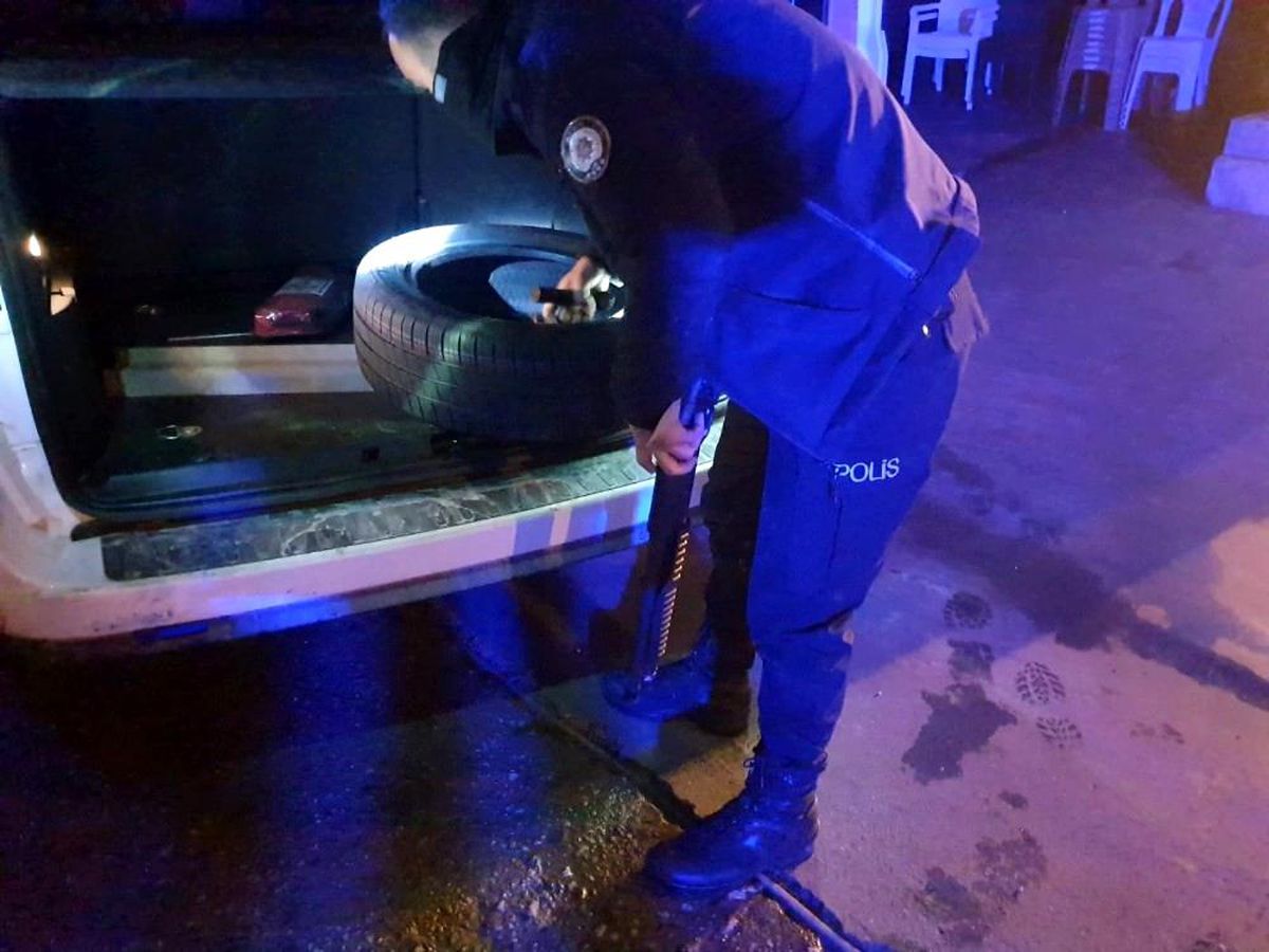 Son dakika haberleri! Kaçarken polis otosuna çarpan araçtan tüfek çıktı