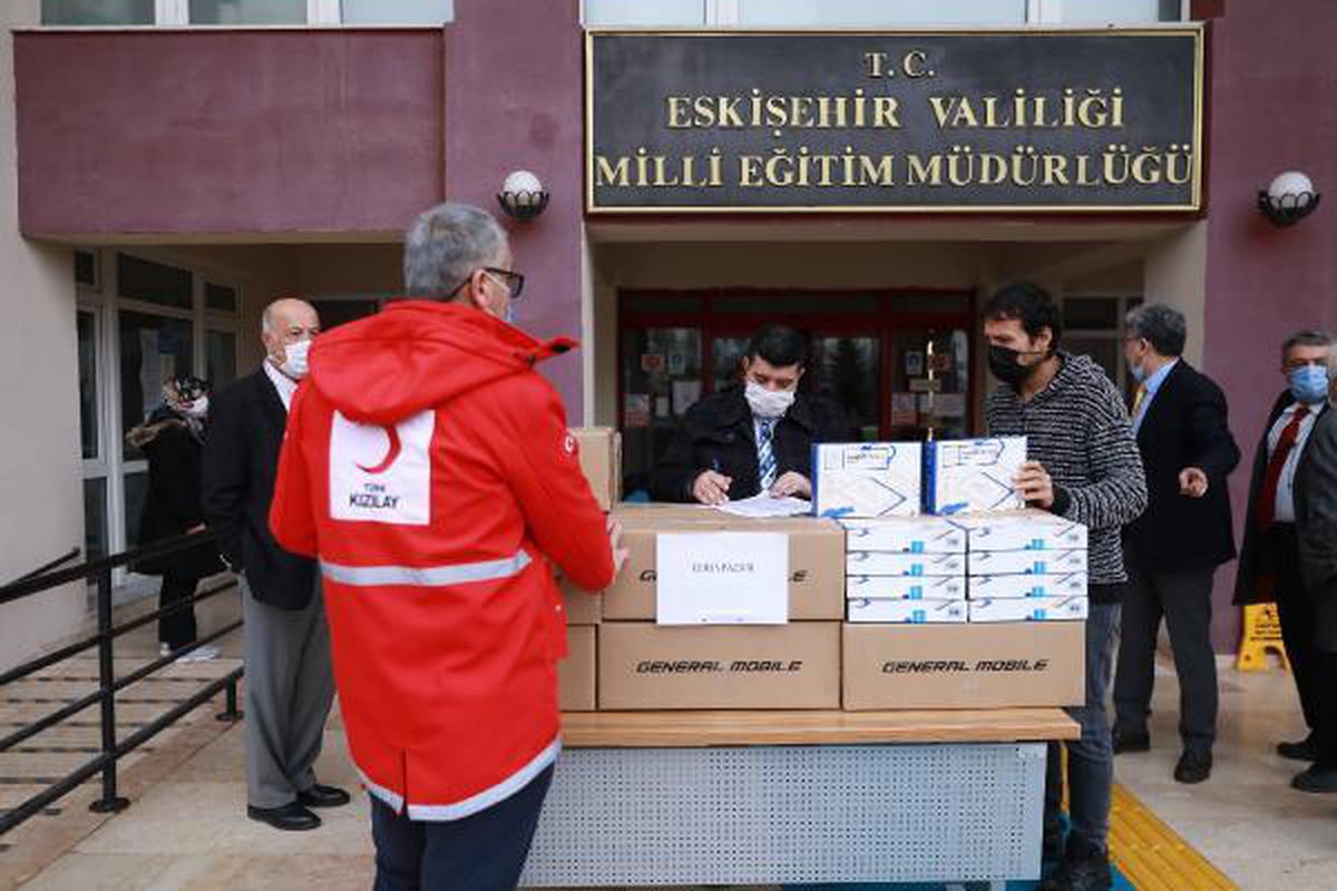 Kızılay\'dan ihtiyaç sahibi öğrencilere tablet ve kırtasiye malzemesi desteği