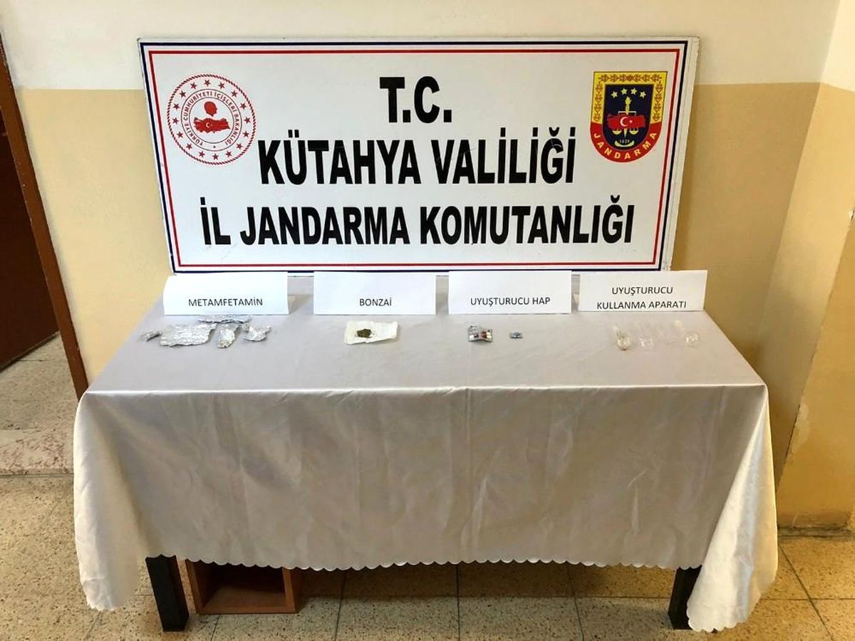Son dakika haberi! Kütahya\'da durdurulan bir araçta uyuşturucu ele geçildi: 2 gözaltı
