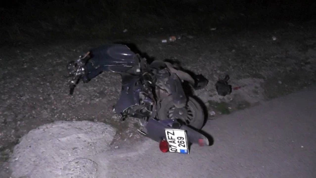 Otomobilin motosiklete çarptığı kazada can pazarı...Yaralı kadın araç içinde Çok korkuyorum diye gözyaşı döktü
