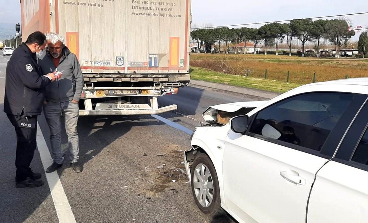 Samsun\'da otomobil tıra çarptı: 2 yaralı