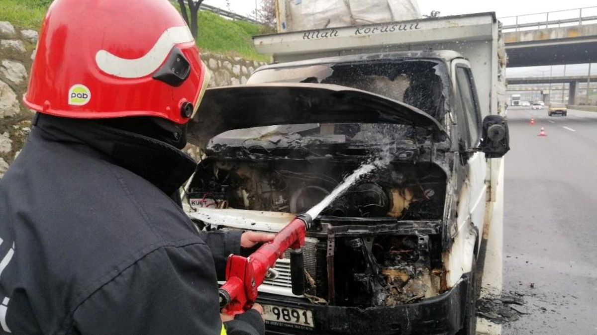Son dakika 3. sayfa: Seyir halindeki kamyonet alevlere teslim oldu
