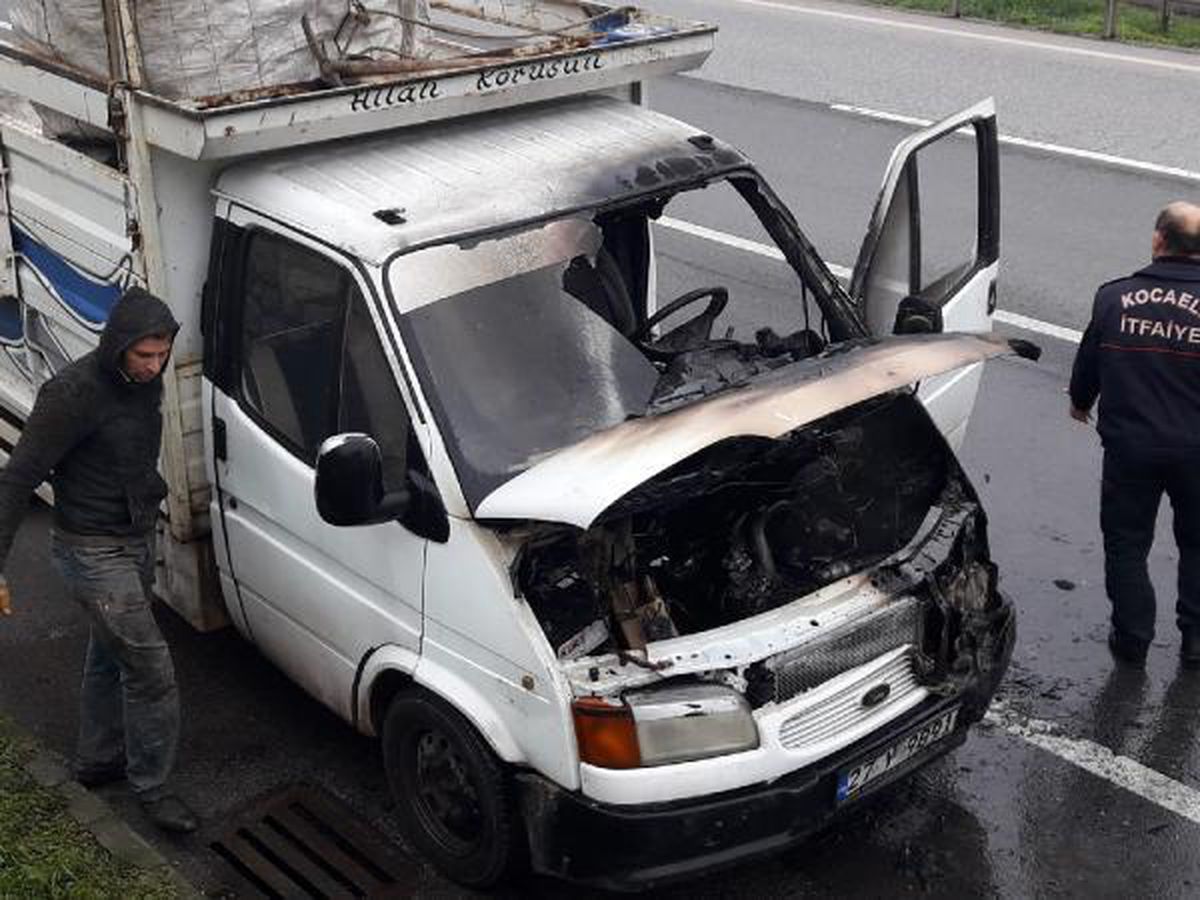 Seyir halindeyken alev alan kamyonet, yangında kullanılmaz hale geldi