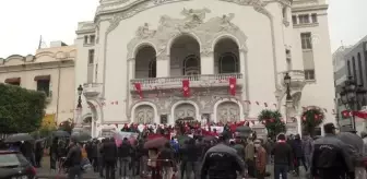 Tunus'ta meclisin feshedilmesi talebiyle gösteri düzenlendi