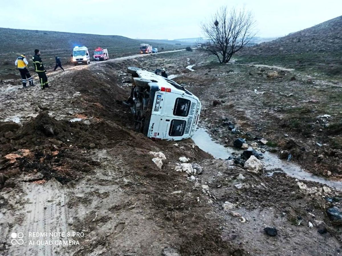 Yağışlı havada çamura dönen yol can aldı