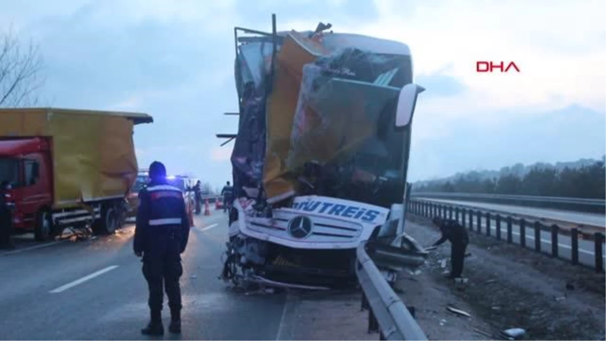 Yolcu otobüsü, arıza yapan kamyona çarptı: 3 yaralı