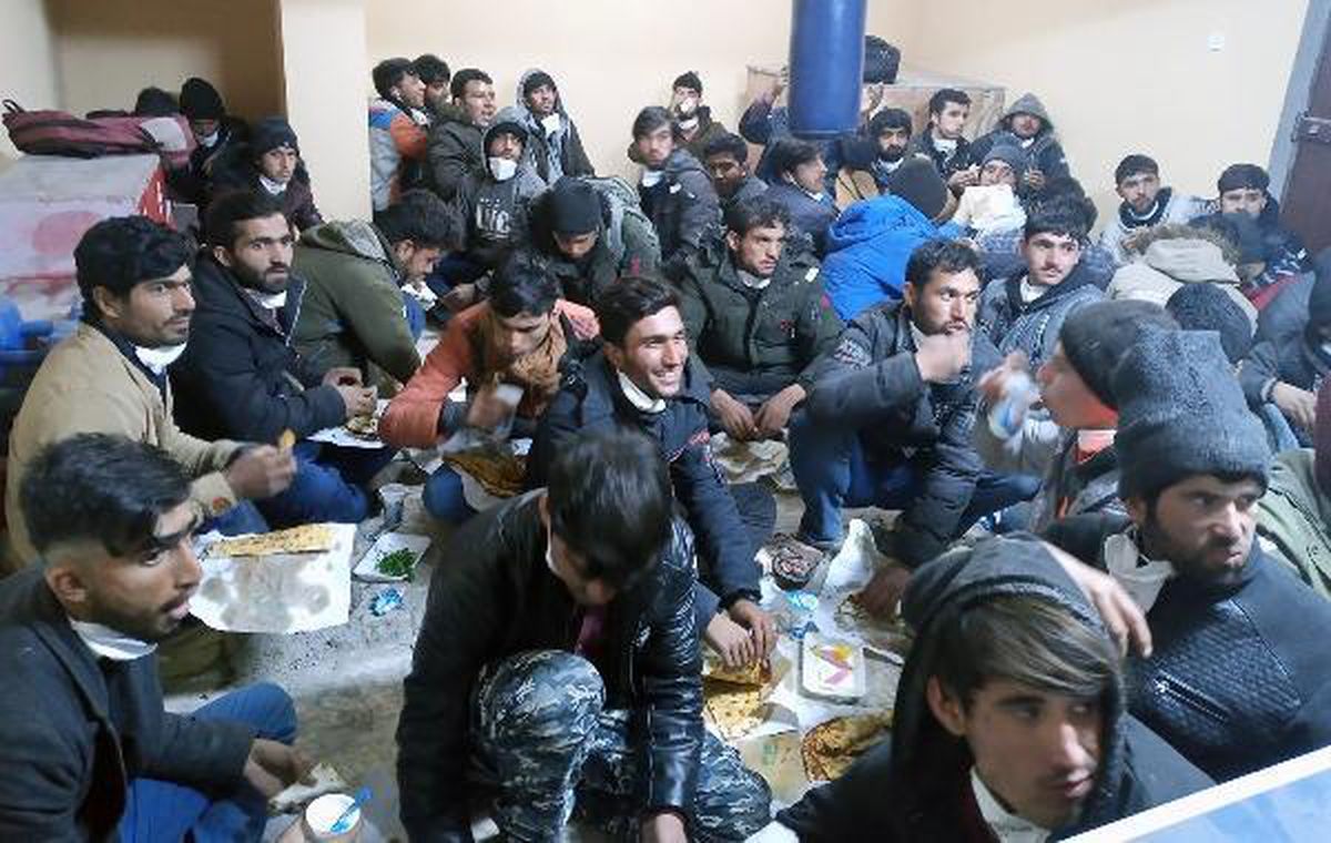 Yolcu otobüsünde 82 kaçak göçmen yakalandı