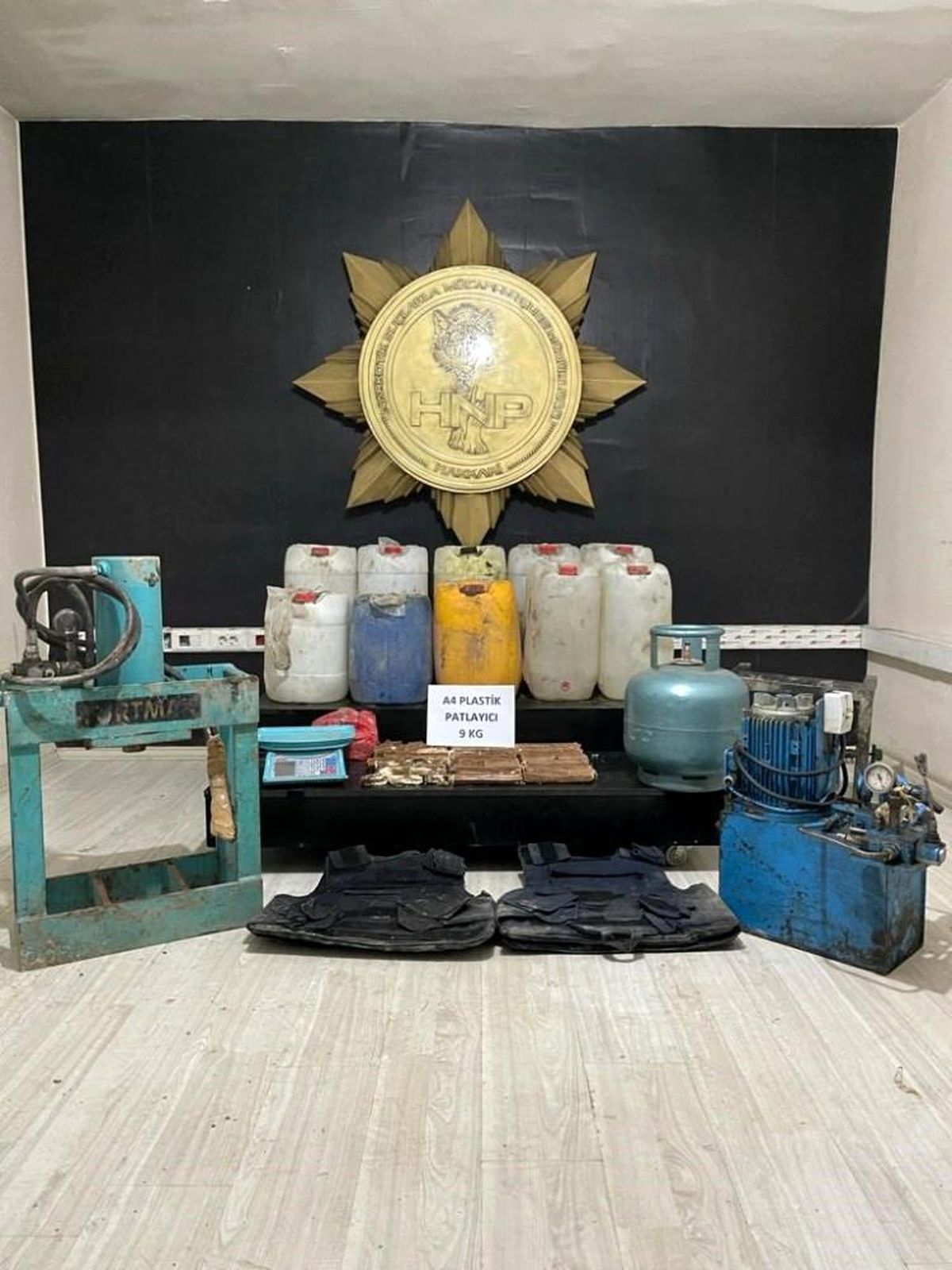 Son dakika: Yüksekova\'da 426 litre asetik anhidrit ve 9 kilo patlayıcı madde ele geçirildi