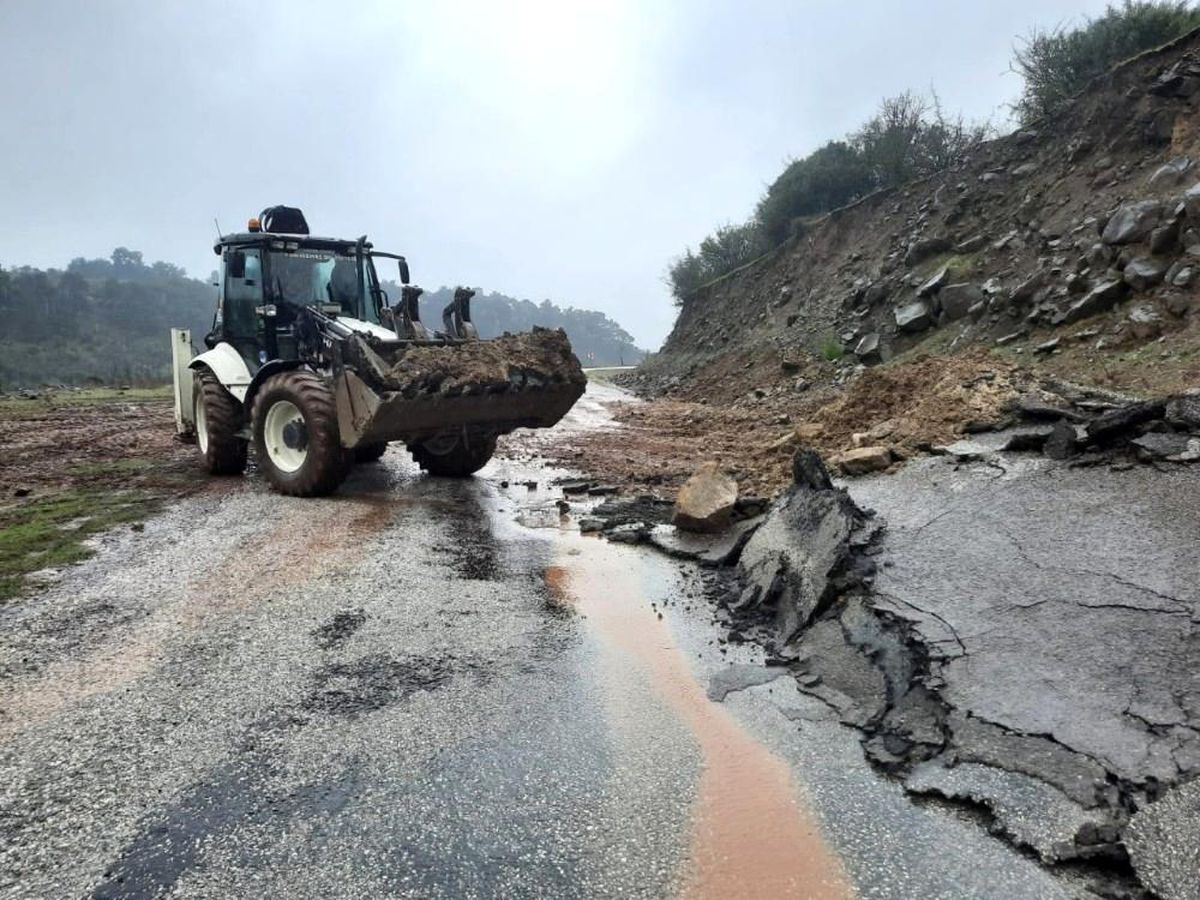 Yunusemre Belediyesi heyelan nedeniyle kapanan yolu açtı