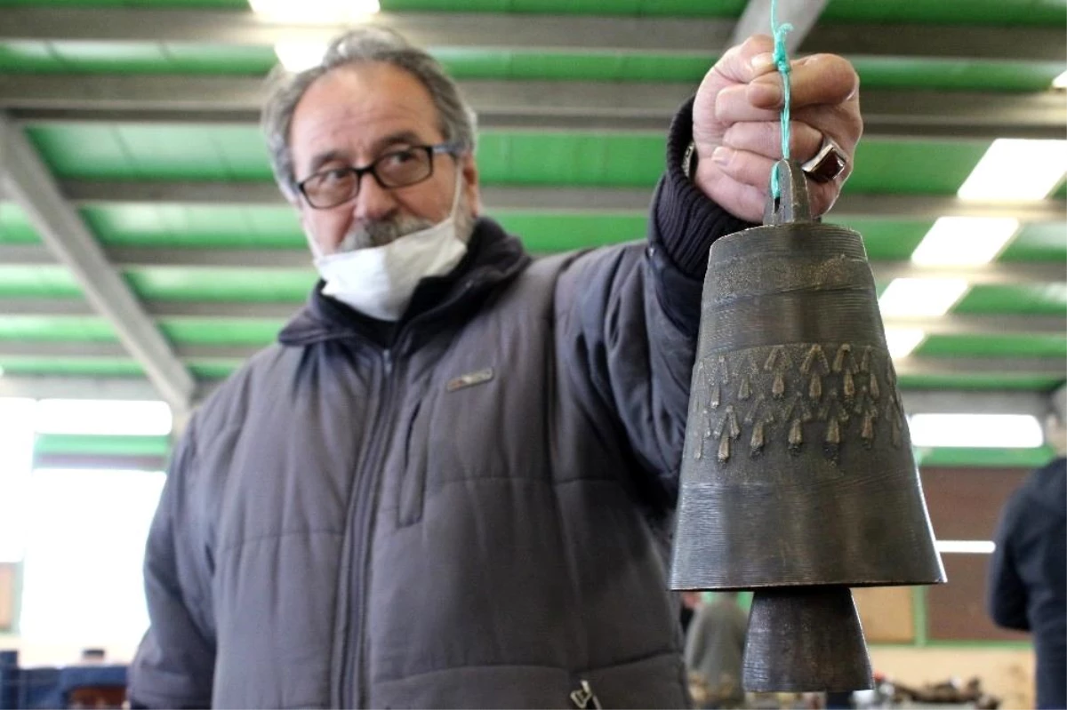 Yüz yıllık deve çanı antika pazarının gözdesi oldu