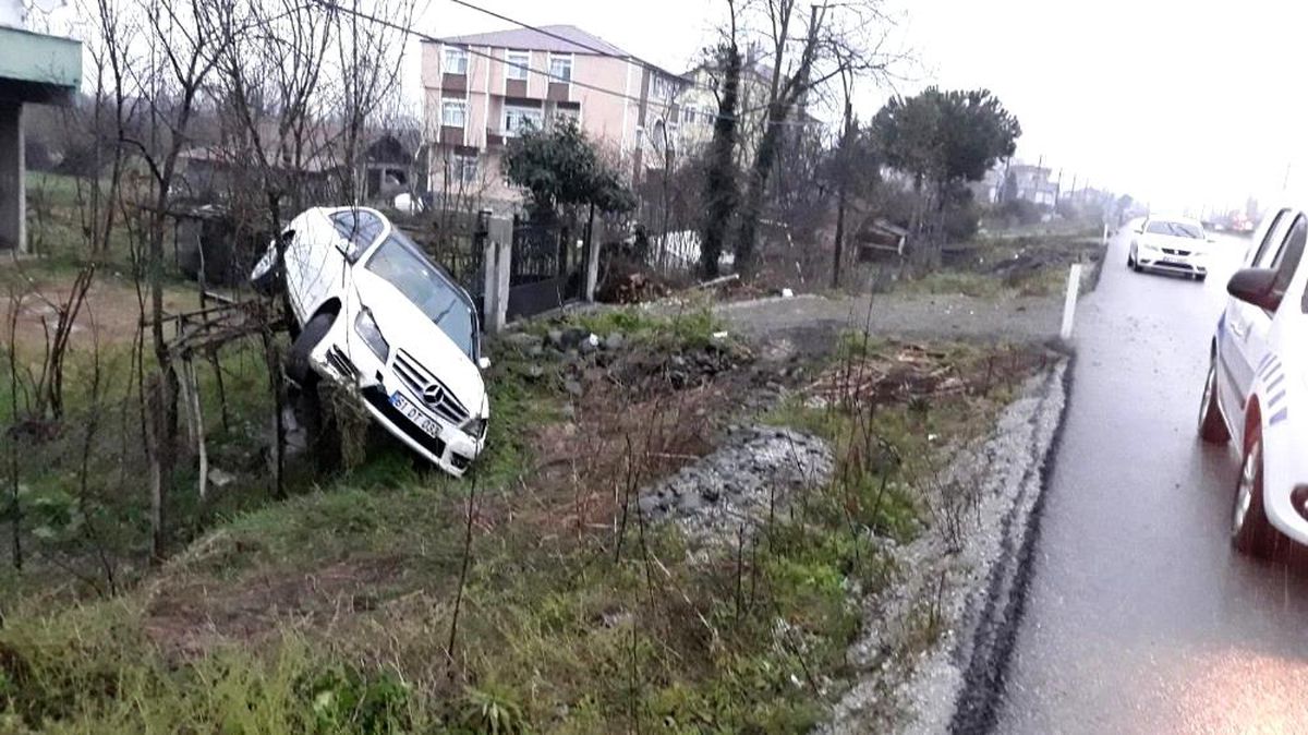 Son dakika 3. sayfa: AK Parti ilçe başkanlarının içinde bulunduğu araç kaza yaptı: 2 yaralı