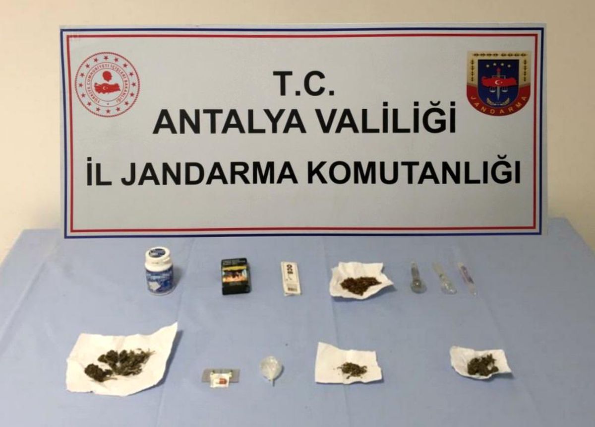 Antalya\'da ev ve araçta uyuşturucu madde ele geçirildi