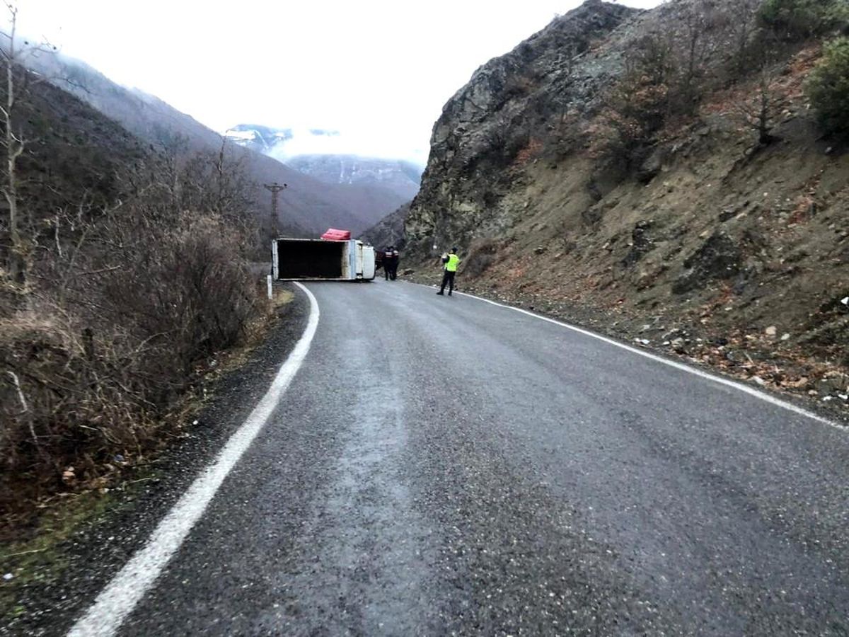 Artvin\'de kamyonet devrildi: 2 yaralı