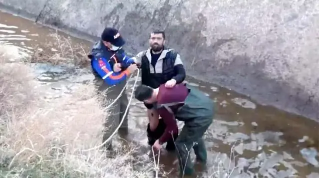 Aşırı alkol alıp kanala düştü, ilk işi ıslanan parasını sormak oldu Aşırı alkol alıp kanala düştü, ilk işi ıslanan parasını sormak oldu