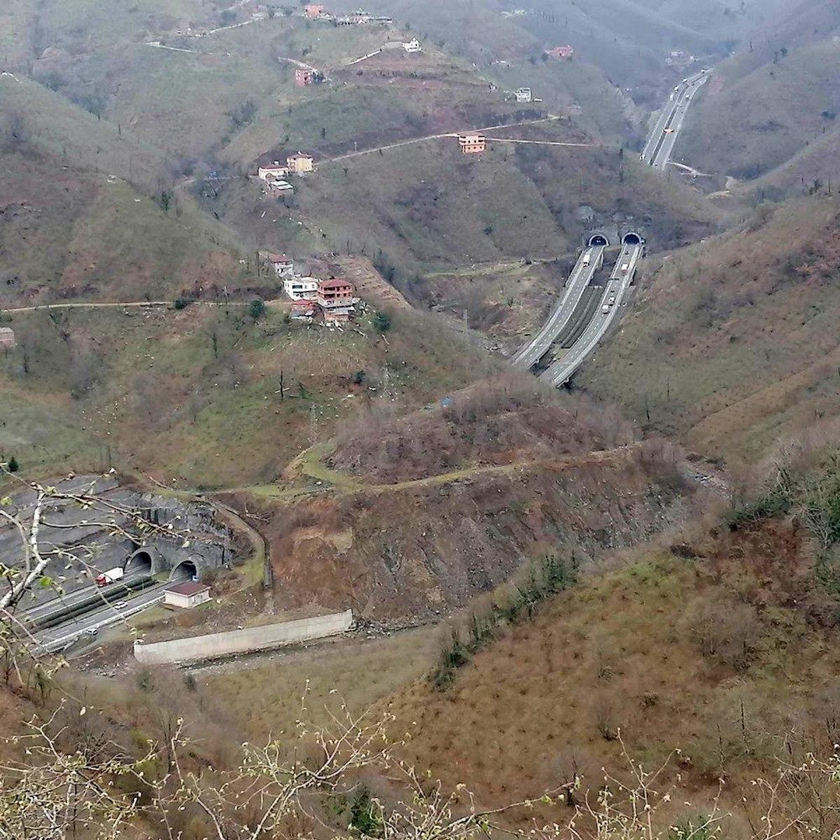 Dağların arasındaki otoban