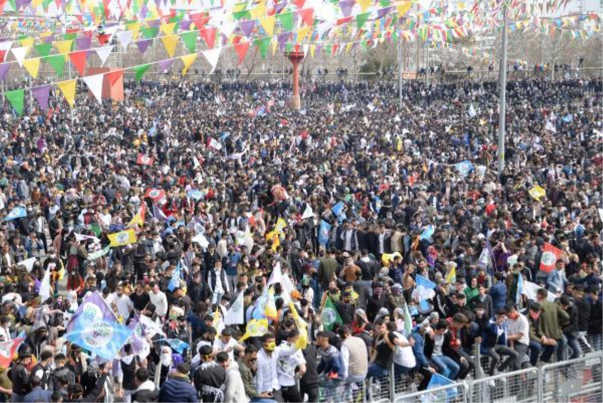 Diyarbakır\'da nevruz kutlamasına katılanlar HES koduyla alana alınıyor (2)