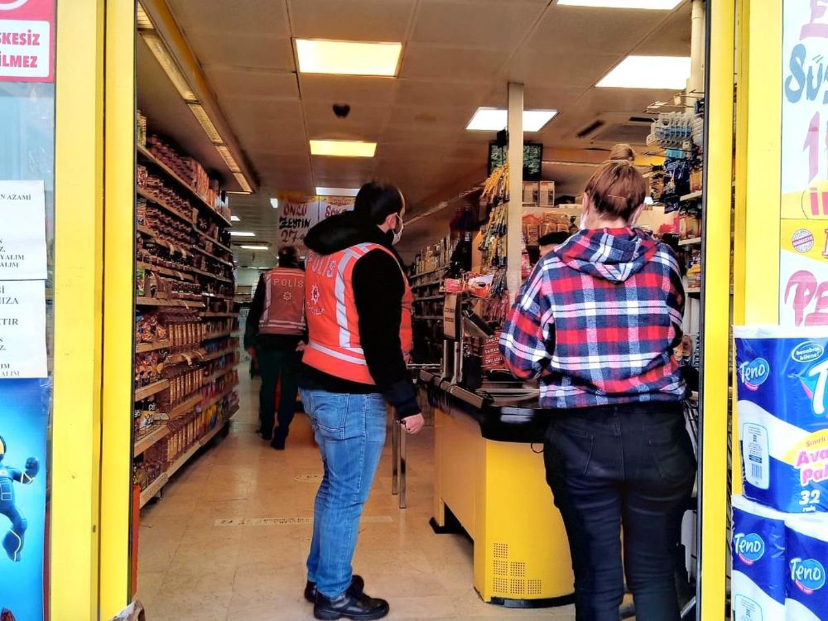 Ekiplerden sosyal mesafe ve maske denetimi