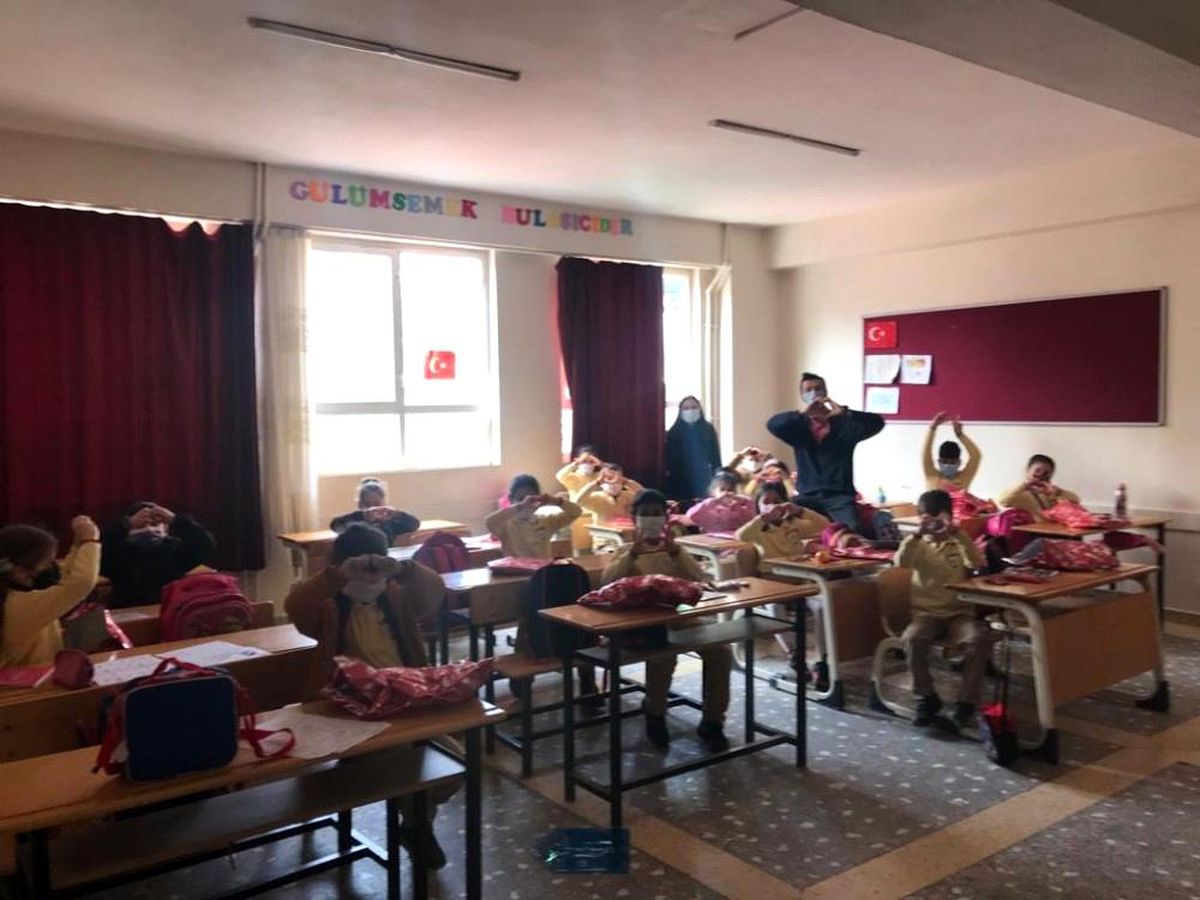 Eskişehir\'den Buca\'daki bir ilkokula yardım götürdüler