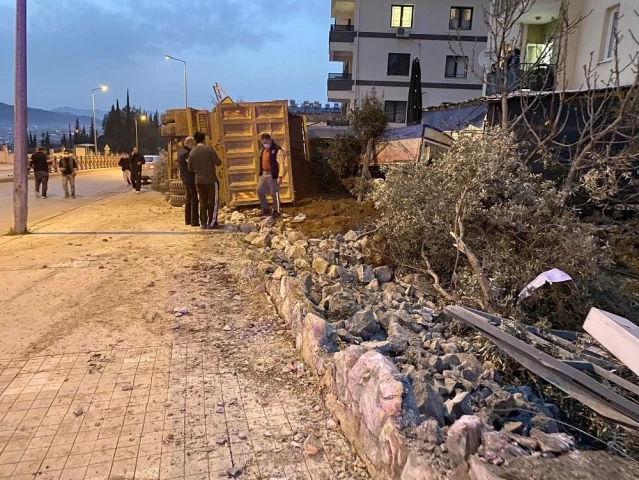 Hafriyat yüklü kamyon devrildi: 2 yaralı