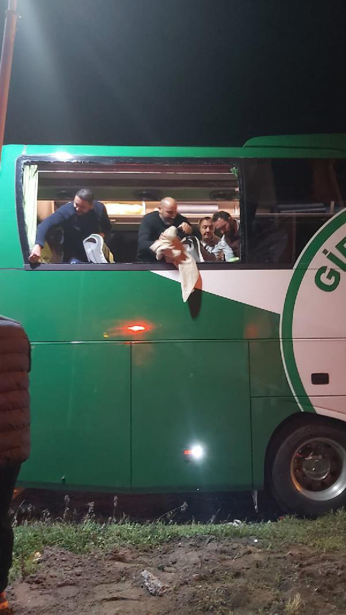 Giresunspor kafilesi, Samsun dönüşü taşlı saldırıya uğradı